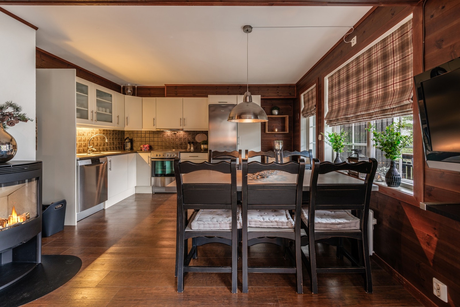 Lys kjøkkeninnredning med slette fronter. Galleribilde