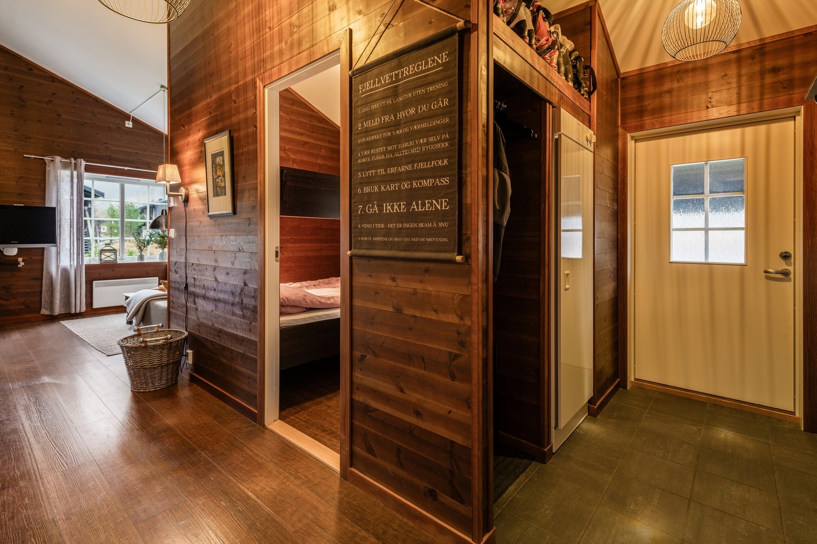 Gang med garderobeplass og tørkeskap. Galleribilde