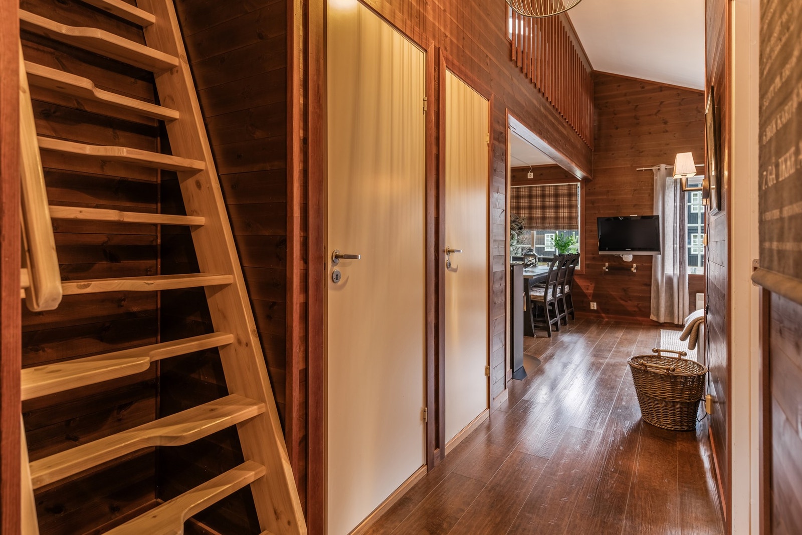 Fra entreen går det sambatrapp opp til hemsen. Galleribilde