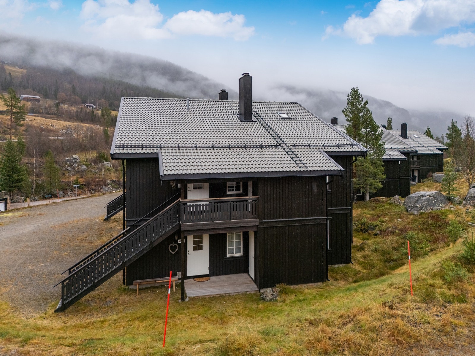 Leiligheten ligger i 2. etasje, med utvendig trapp fra terreng. Galleribilde