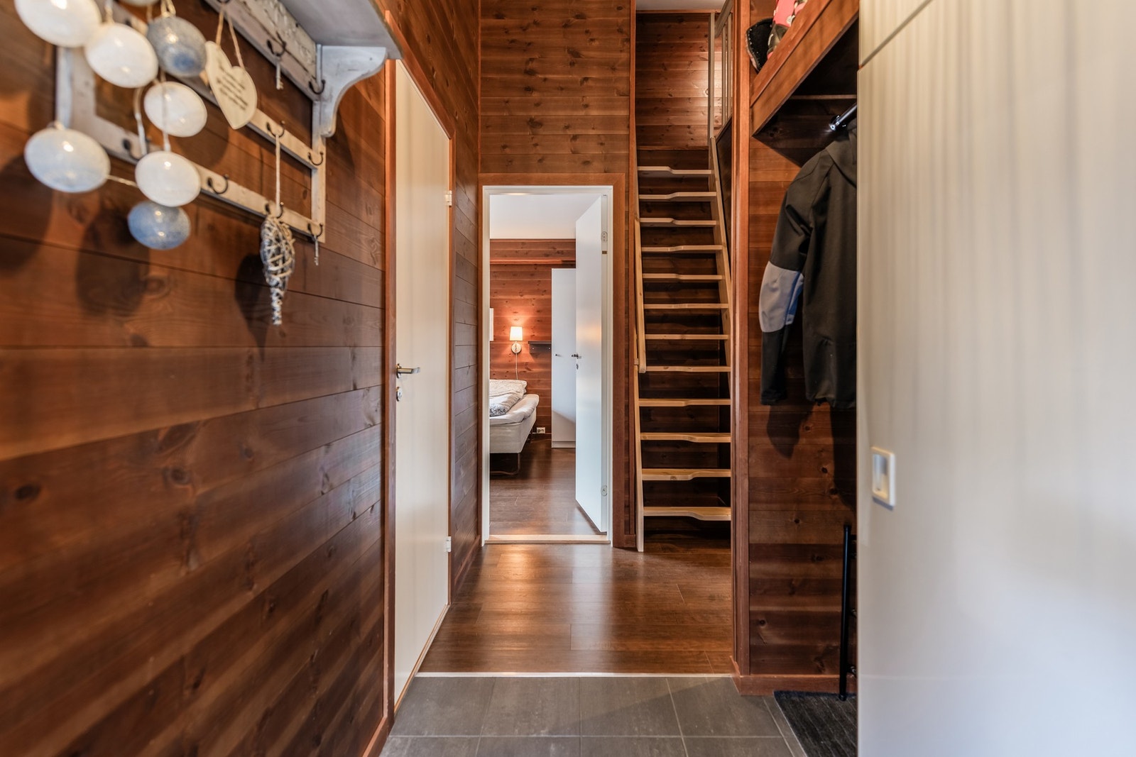 Praktiske fliser på gulvet i entré. Galleribilde