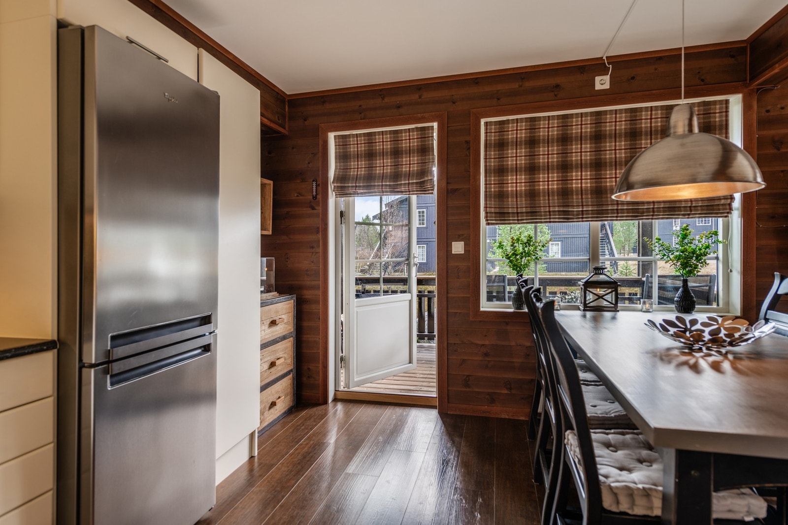 Dør ut til overbygd balkong. Galleribilde