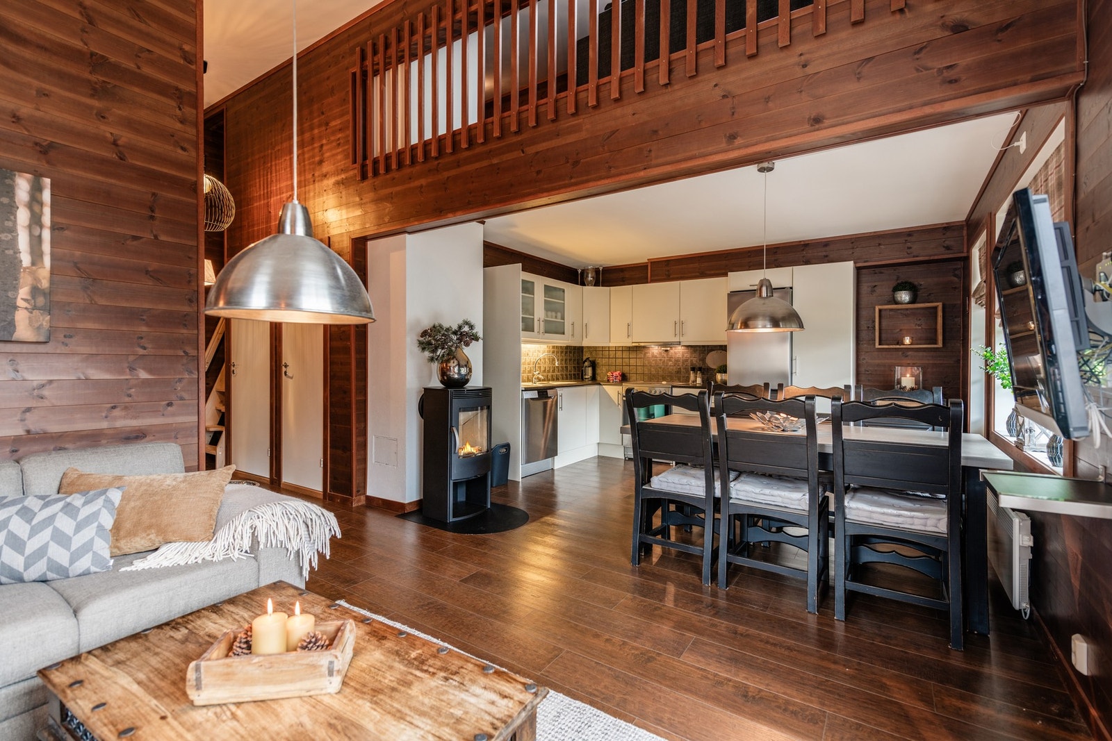 Åpen og sosial løsning mellom stue, spisestue og kjøkken. Galleribilde