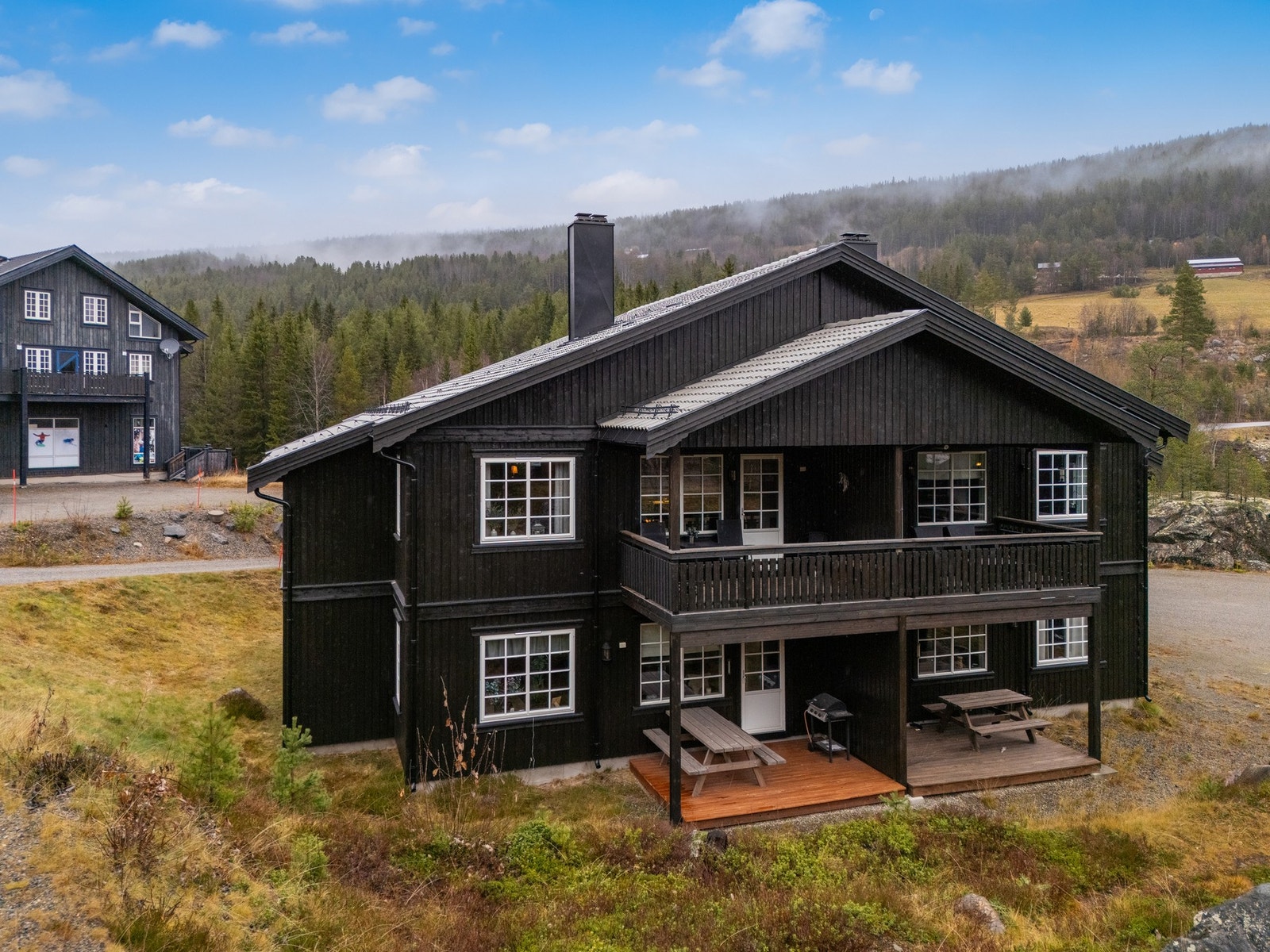 Leiligheten går over 2. etasje + hems Galleribilde