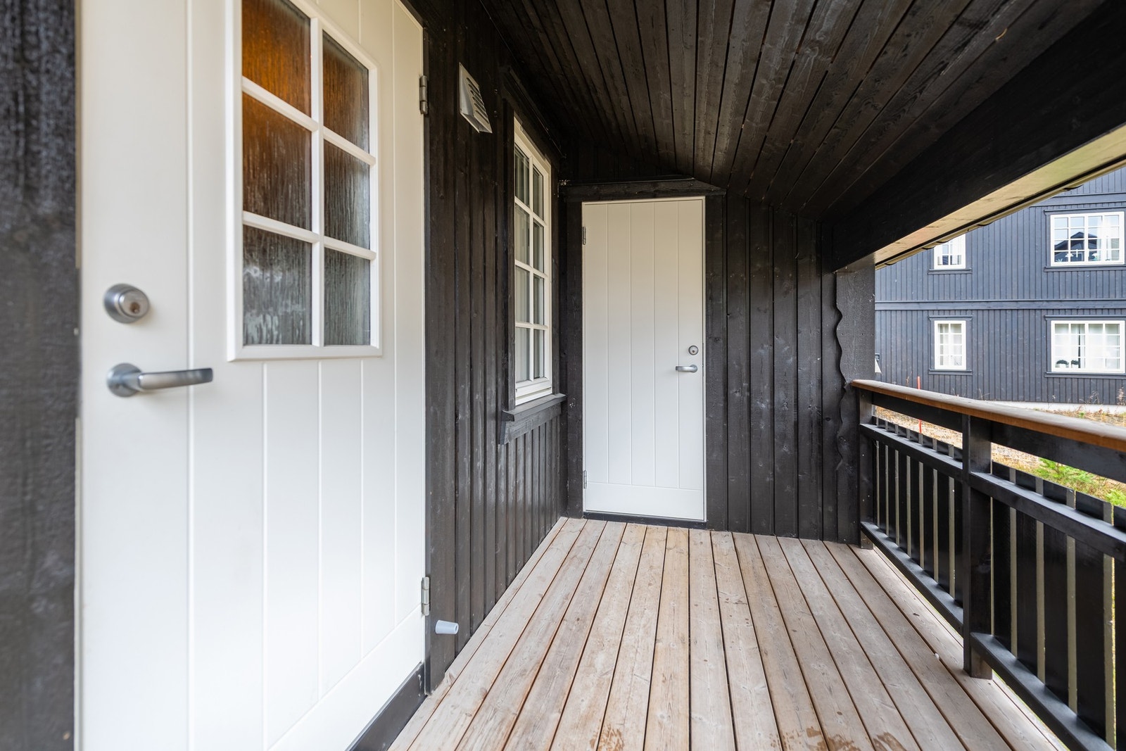 Overbygd inngangsparti, og tilgang bod. Galleribilde