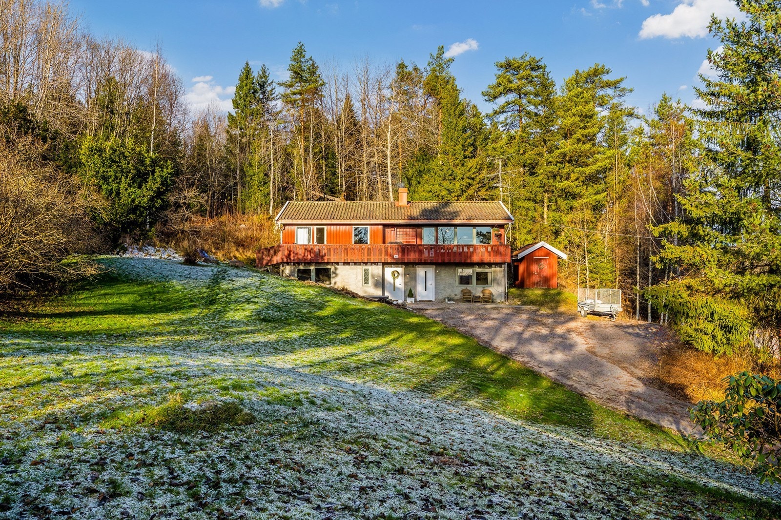 Det er også godt med parkeringsplasser på gruset gårdsplass Galleribilde