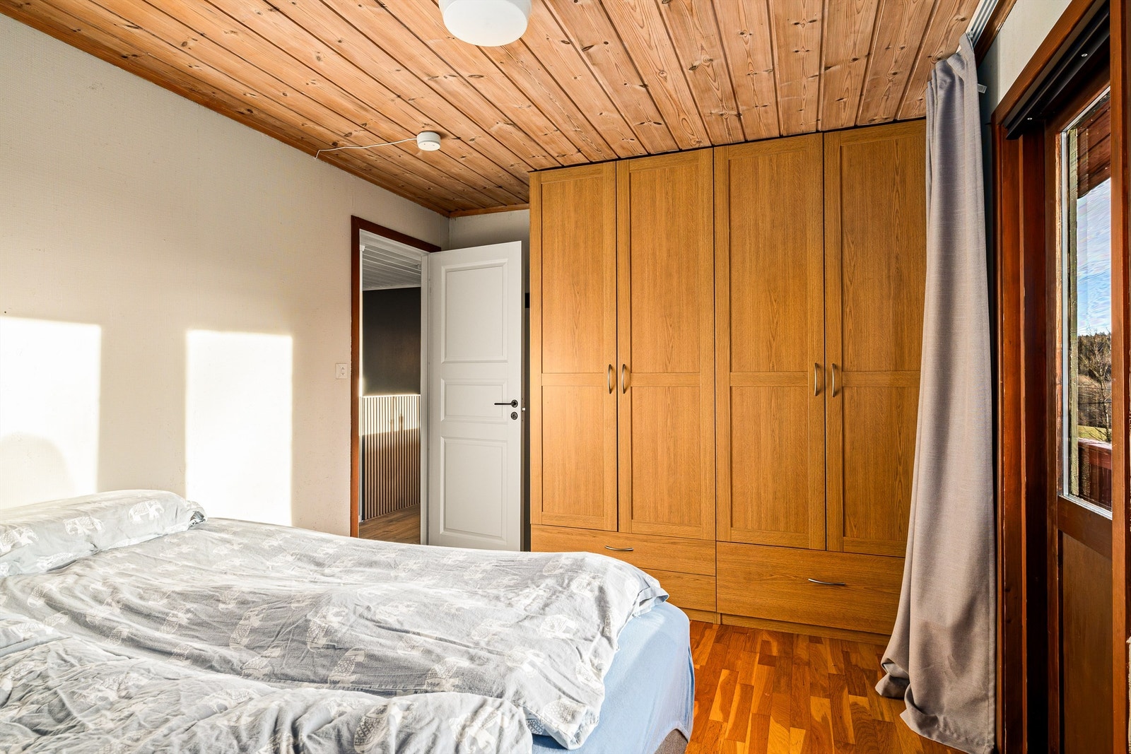 Hovedsoverommet er av god størrelse med garderobe løsning Galleribilde
