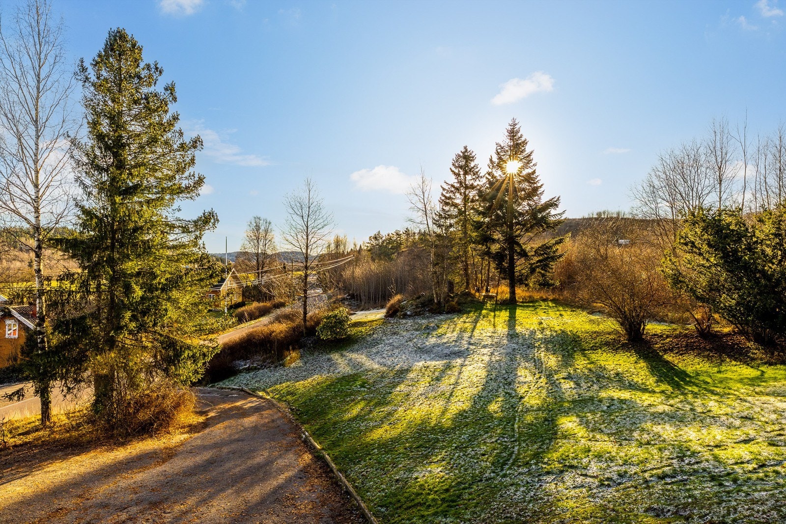 Eiendommen har en stor hage med masse boltreplass for store og små Galleribilde