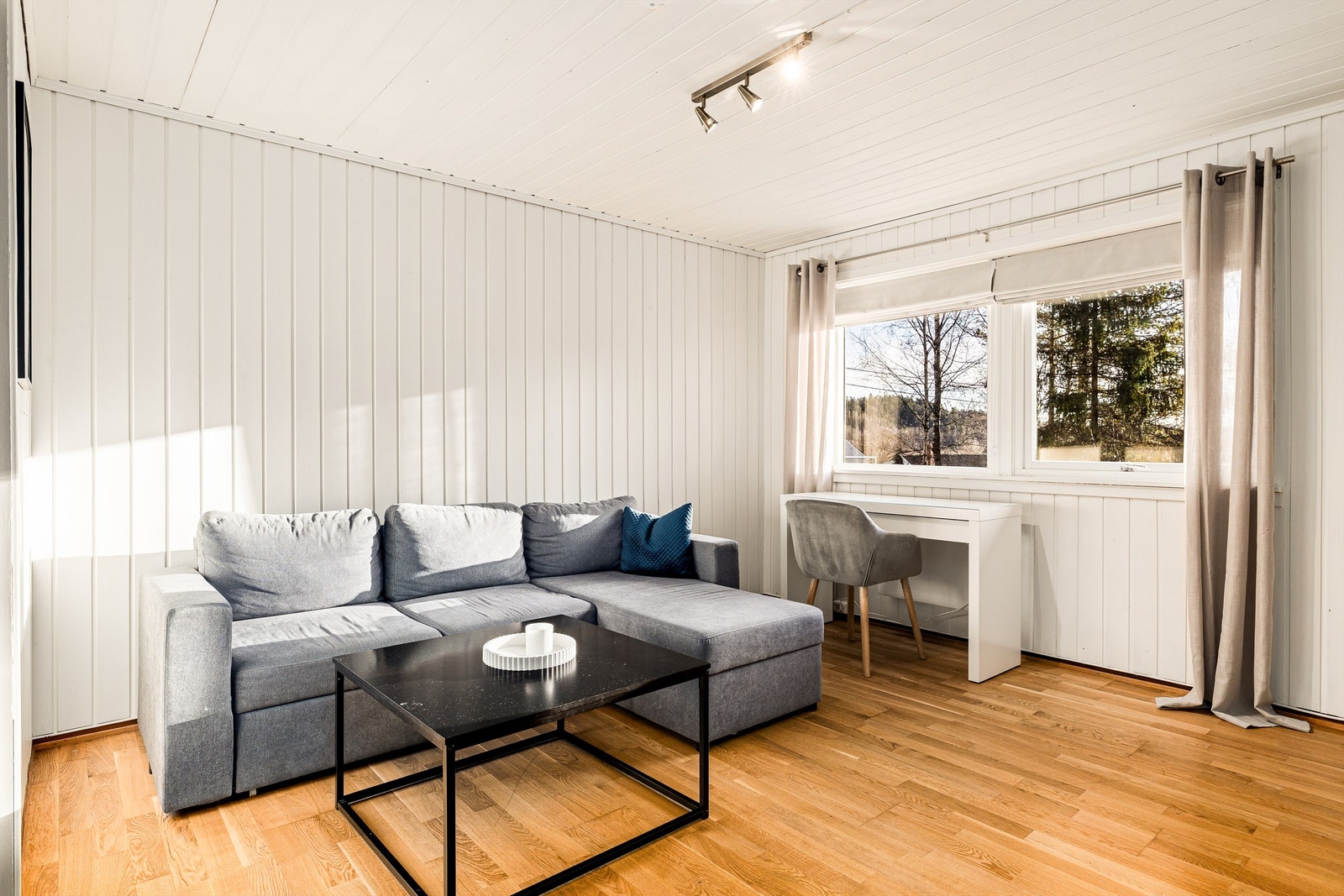 God plass til sittegruppe i stuen som er oppmalt i en lys og fin farge Galleribilde