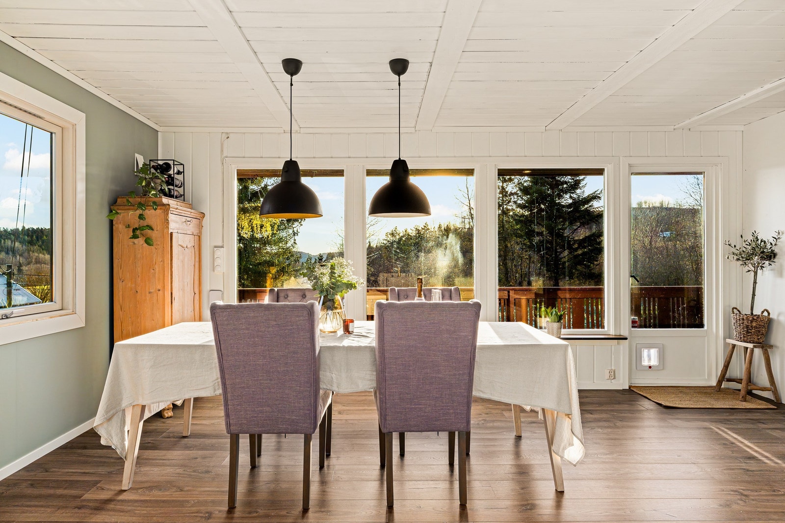 Her er det god plass til å invitere venner og familie til hyggelige selskaper Galleribilde