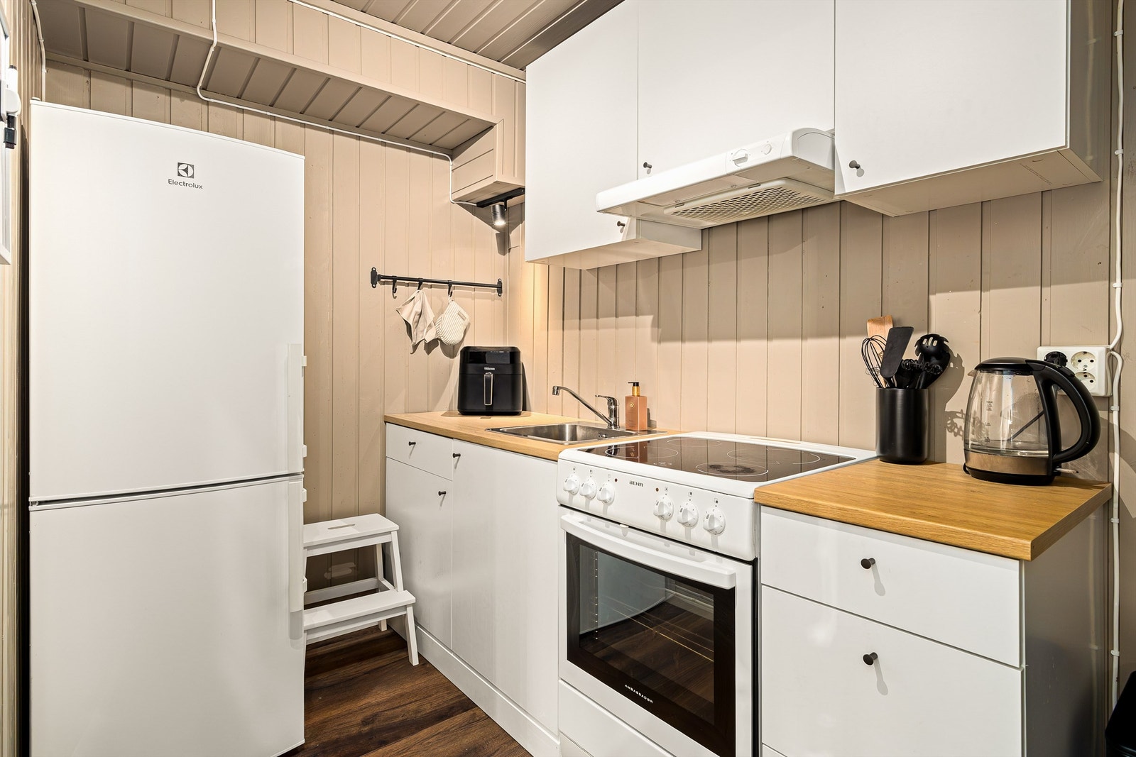 Kjøkkenet i lys utførelse med slette fronter Galleribilde