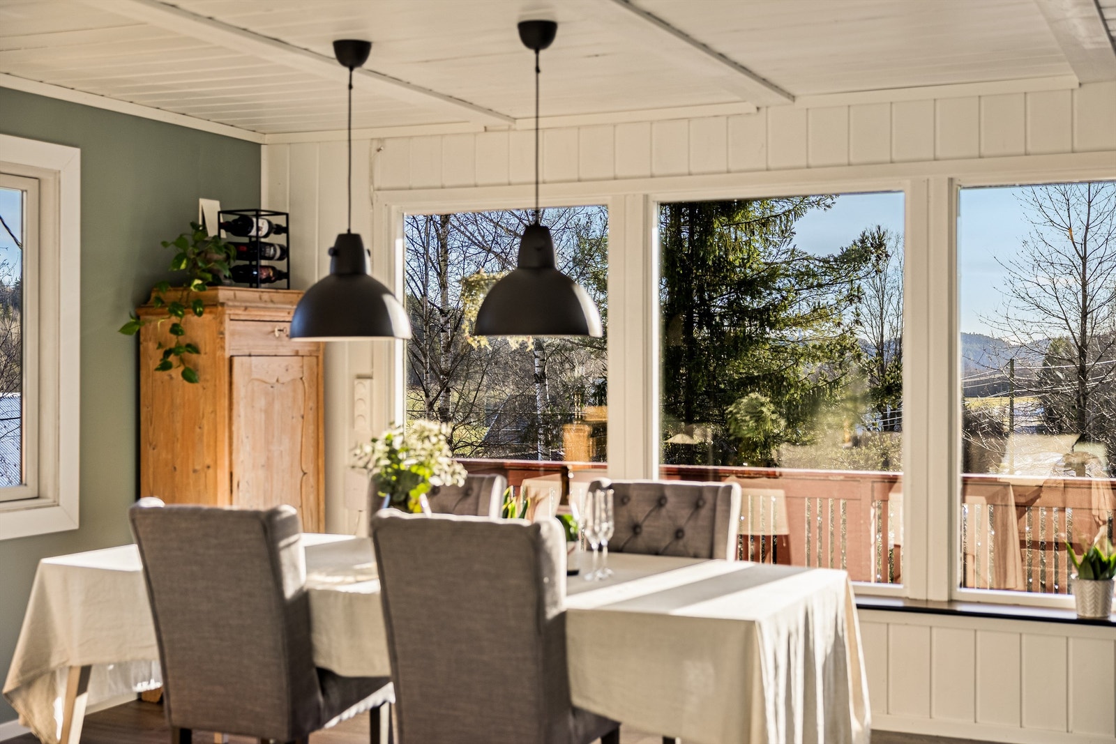 ved spisestuen kan du nyte maten sammen med en fin og landlig utsikt Galleribilde