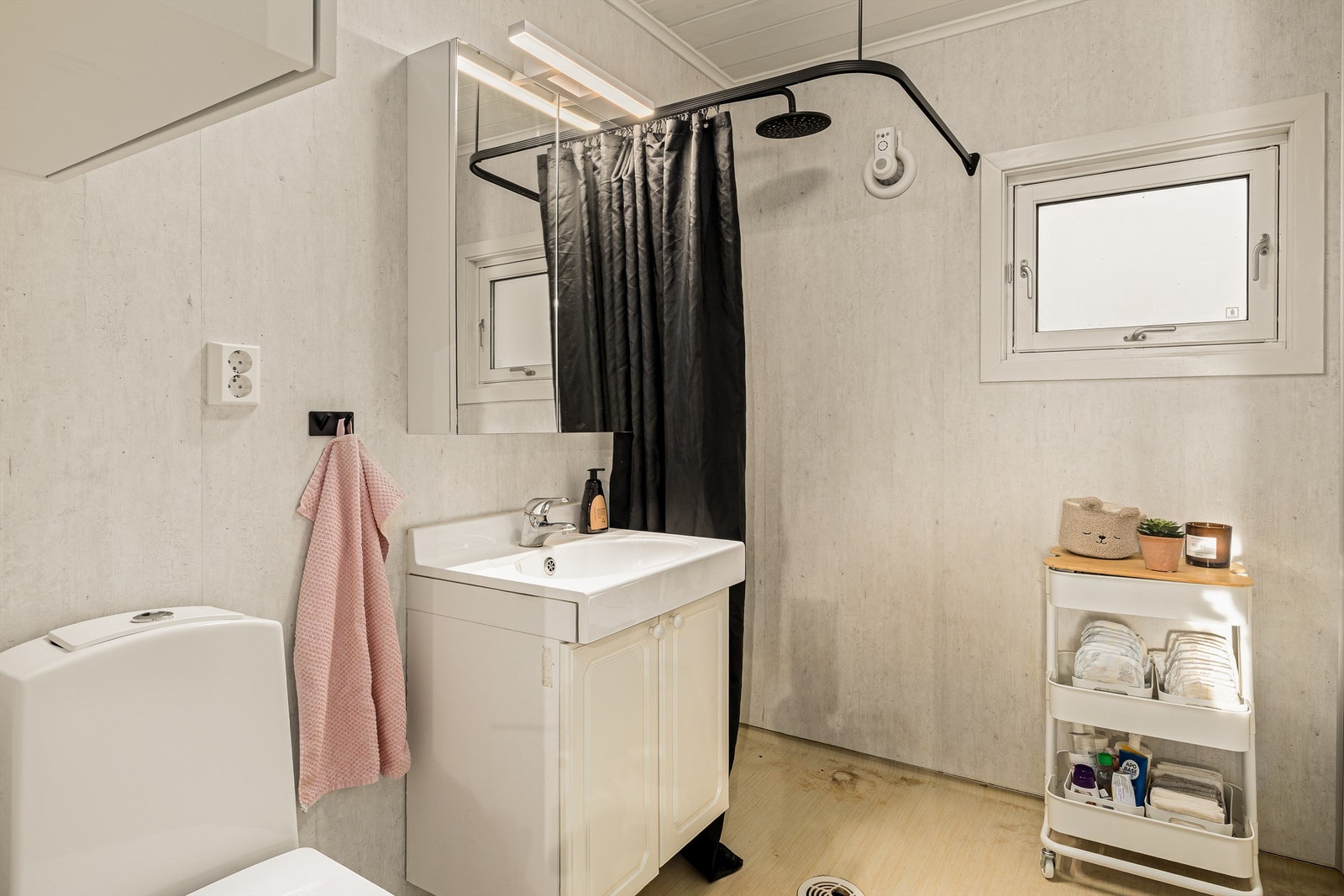 Baderommet ligger praktisk plassert ved soverommene Galleribilde