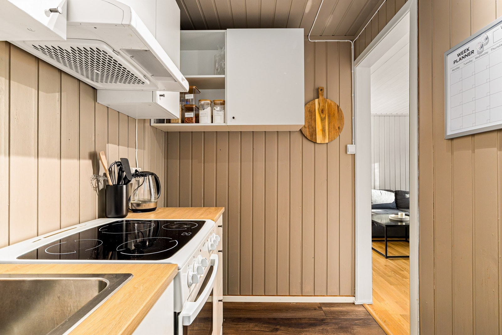 For å være et lite kjøkken i hybelen er det godt med skap plass Galleribilde