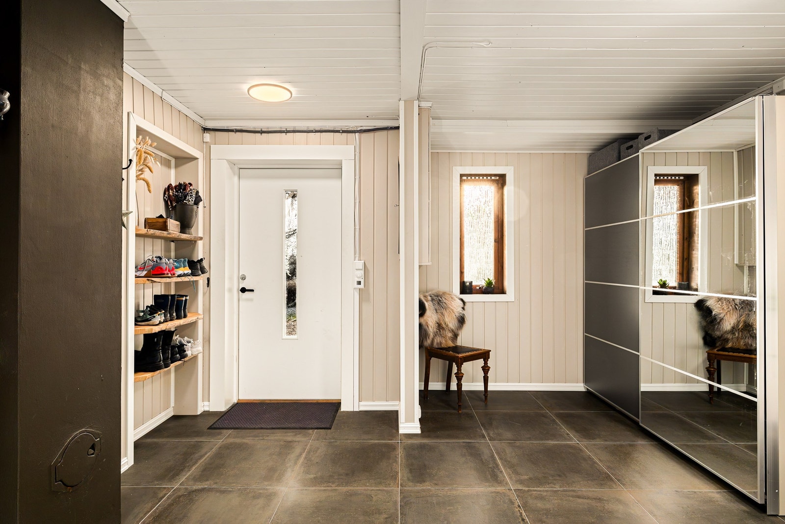 Her er det god plass til å henge av seg yttertøyet Galleribilde