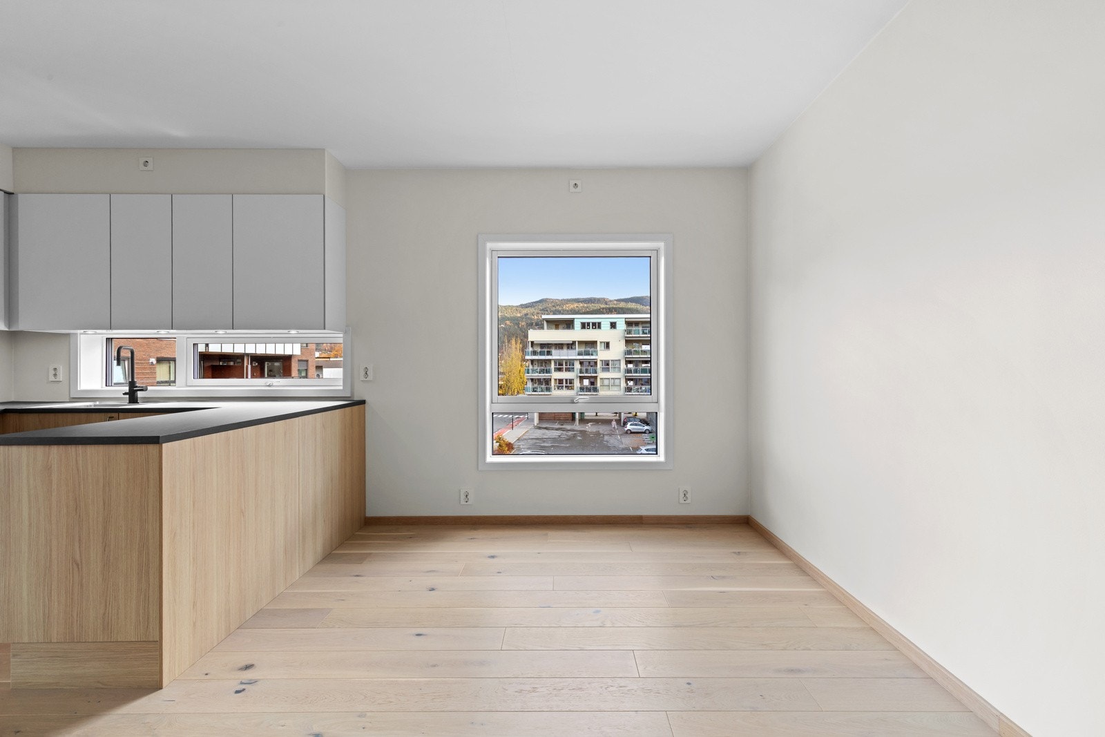 God plass til spisegruppe ved kjøkkenet. Galleribilde