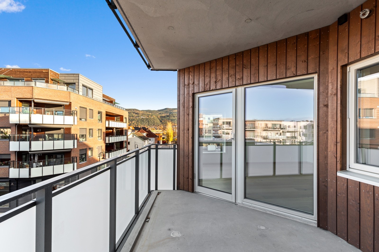 Innenfor en radius på 400 meter finner du blant annet tre dagligvareforretninger, apotek, flere kafeer, restaurant og gatekjøkken. Galleribilde