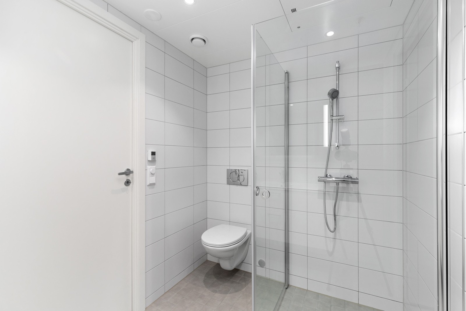 Det er to lyse og pene bad i leiligheten. Det første av disse har adkomst fra entré og hovedsoverommet. Galleribilde