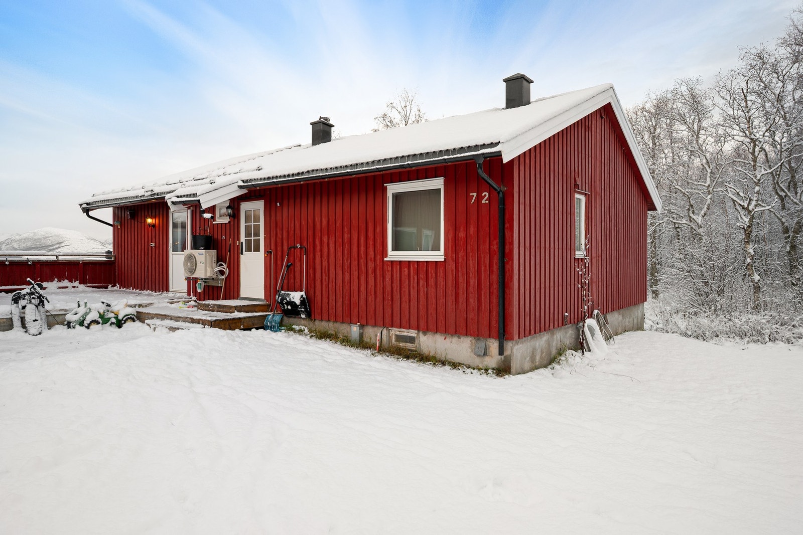 EIE eiendomsmegling v/Michael Knutsen har gleden av å presentere Trøsen 72. Foto: Martynas Milkevicius/Cinematic Photography. Galleribilde