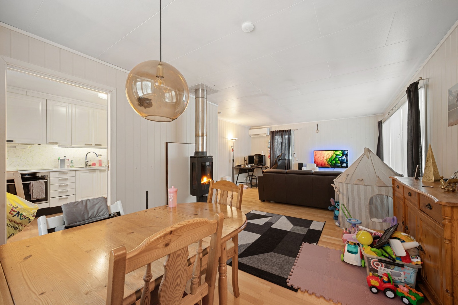 Åpen og romslig stue med gode innredningsmuligheter Galleribilde