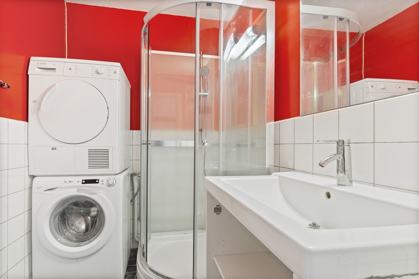 Flislagt bad dusj. Her er det vaskemaskin og tørketrommel. Galleribilde