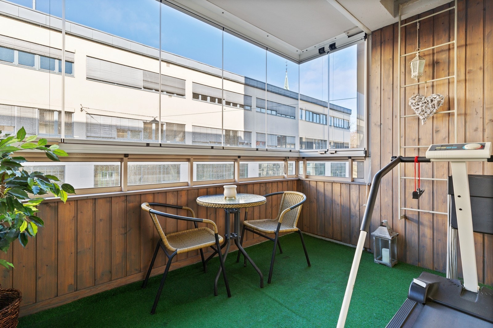 Stor innglasset balkong som vender mot Sporveisgata. Galleribilde