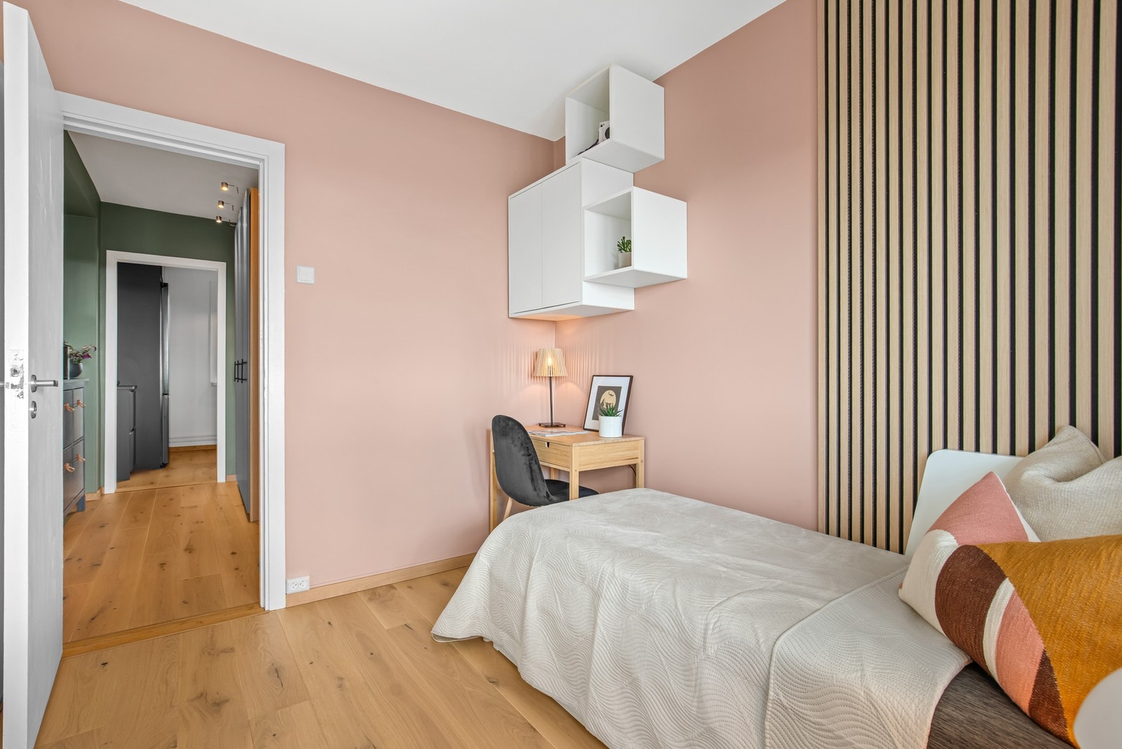 Rommet passer perfekt som barne- gjesterom eller kontor, alt etter behov. Galleribilde