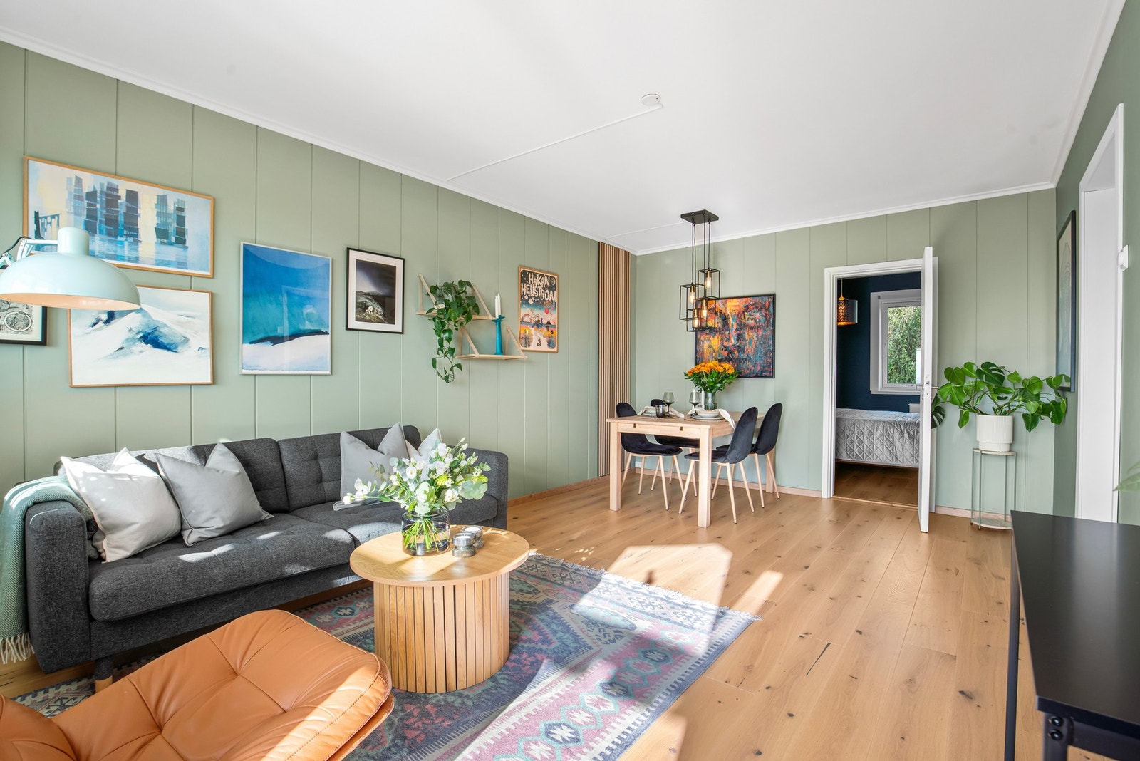 Innslag av spiler gir ekstra liv til rommet, og stuen innredes enkelt med spisebord i tillegg til sofagruppe. Galleribilde