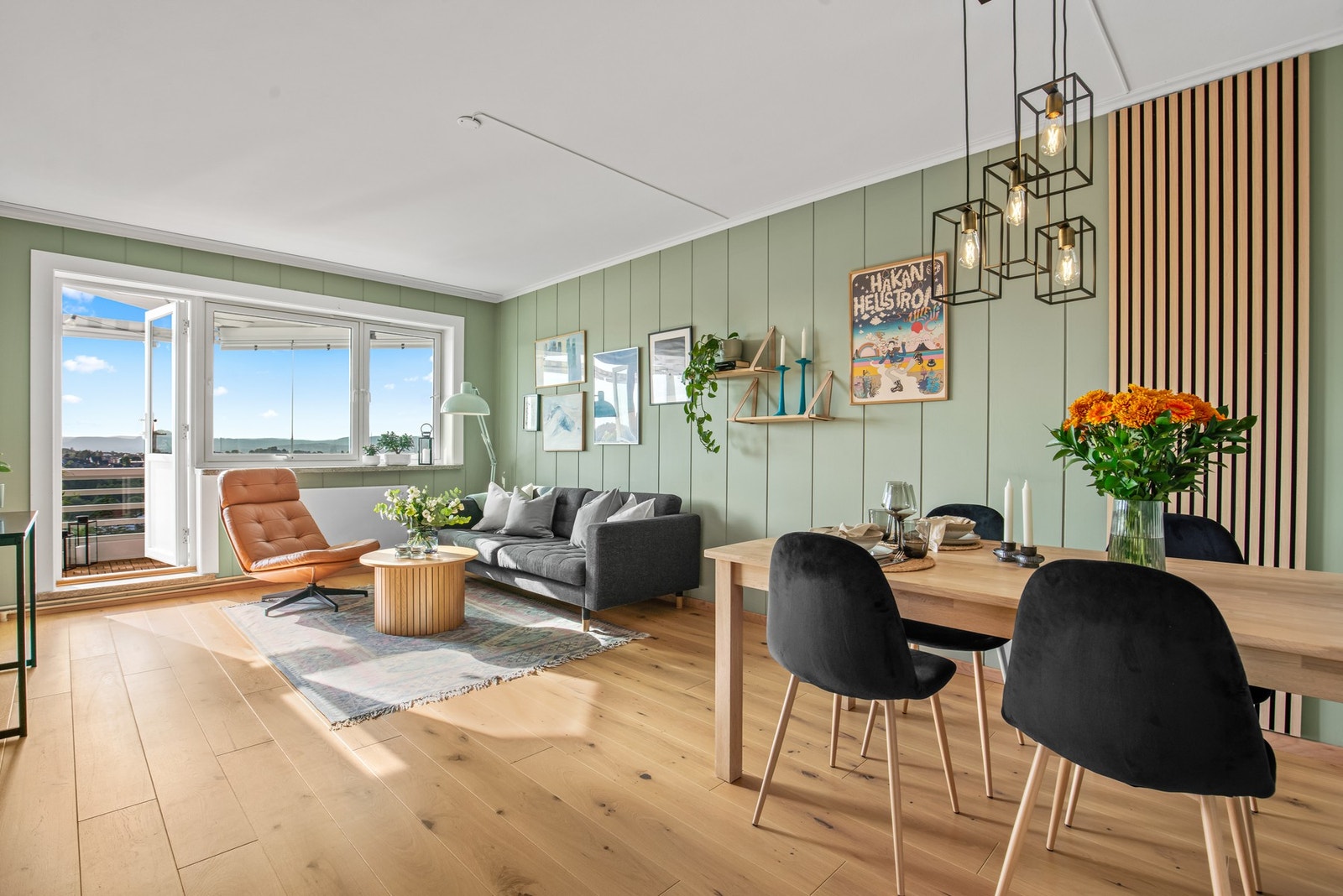 Leiligheten har en innbydende og møbleringsvennlig stue, med plass til sofagruppe med tilhørende TV-møblement og spiseseksjon. Galleribilde