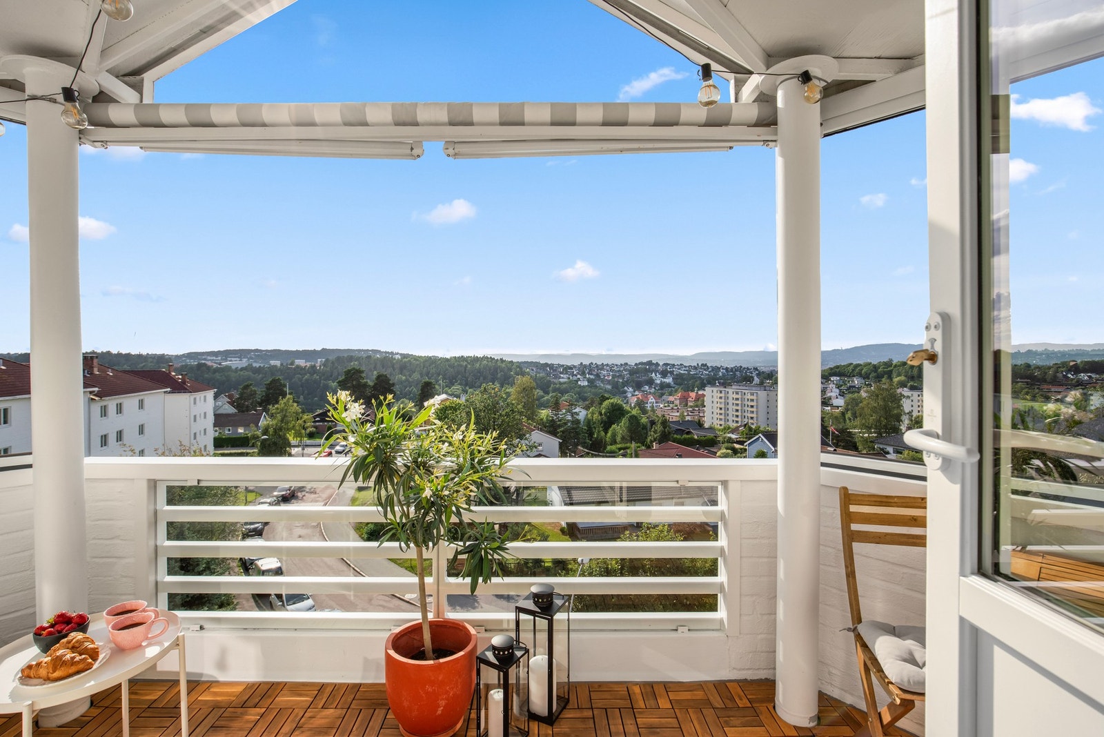 I 2025 ble balkongen malt og oppgradert med nye tremmer. Galleribilde