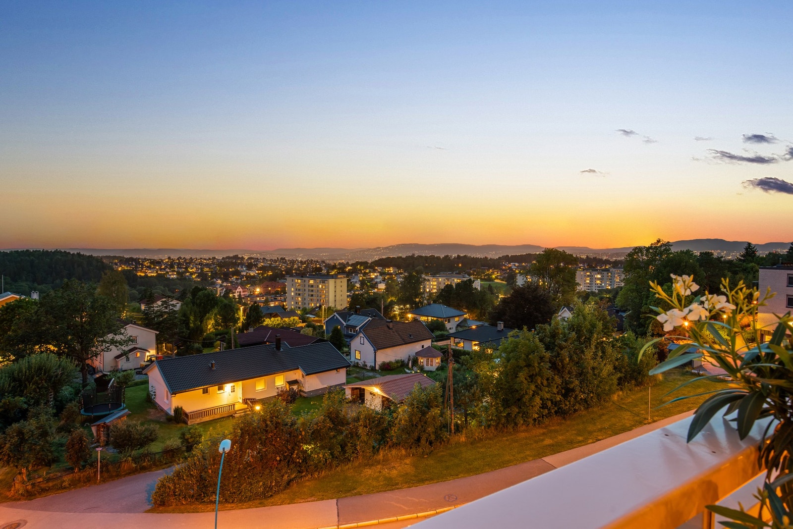 Plassert øverst i bygget får leiligheten fantastisk panoramautsikt - der Holmenkollen skimtes i det fjerne. Galleribilde