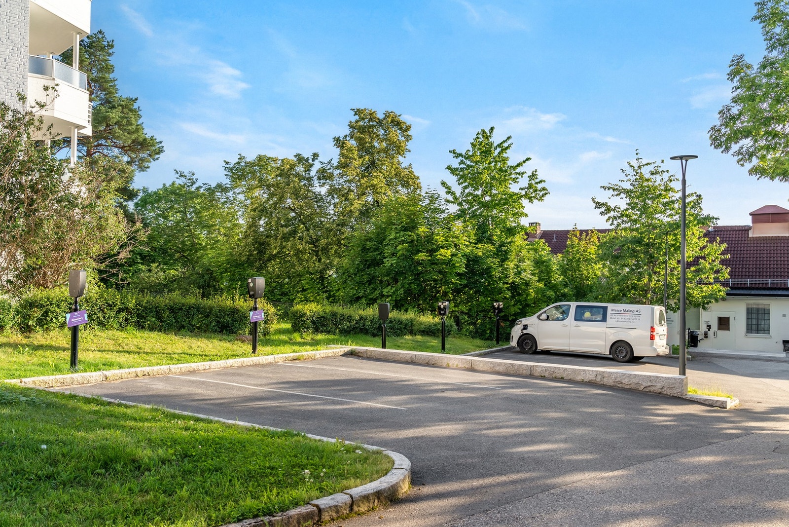 Borettslaget har 8 ladeplasser for el-bil (flyttes etter fullført lading). Det er også 3 plasser satt av til Bilkollektivet. Det er også 224 parkeringsplasser leies ut til beboerne etter venteliste, flere av plassene har lademulighet. Galleribilde