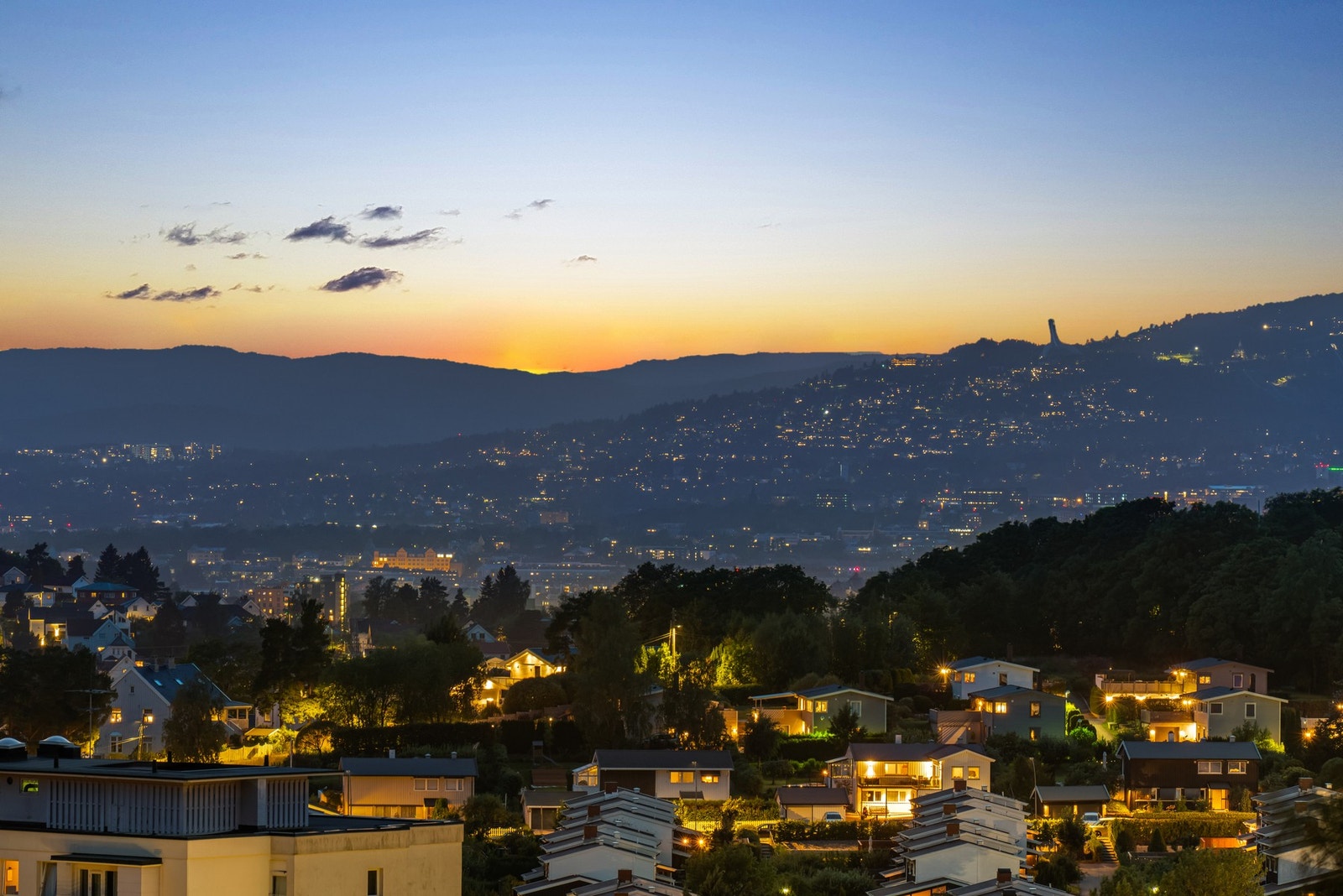 En attraktiv toppleilighet med fritt utsyn over nærområdet og mot Holmenkollåsen. Galleribilde