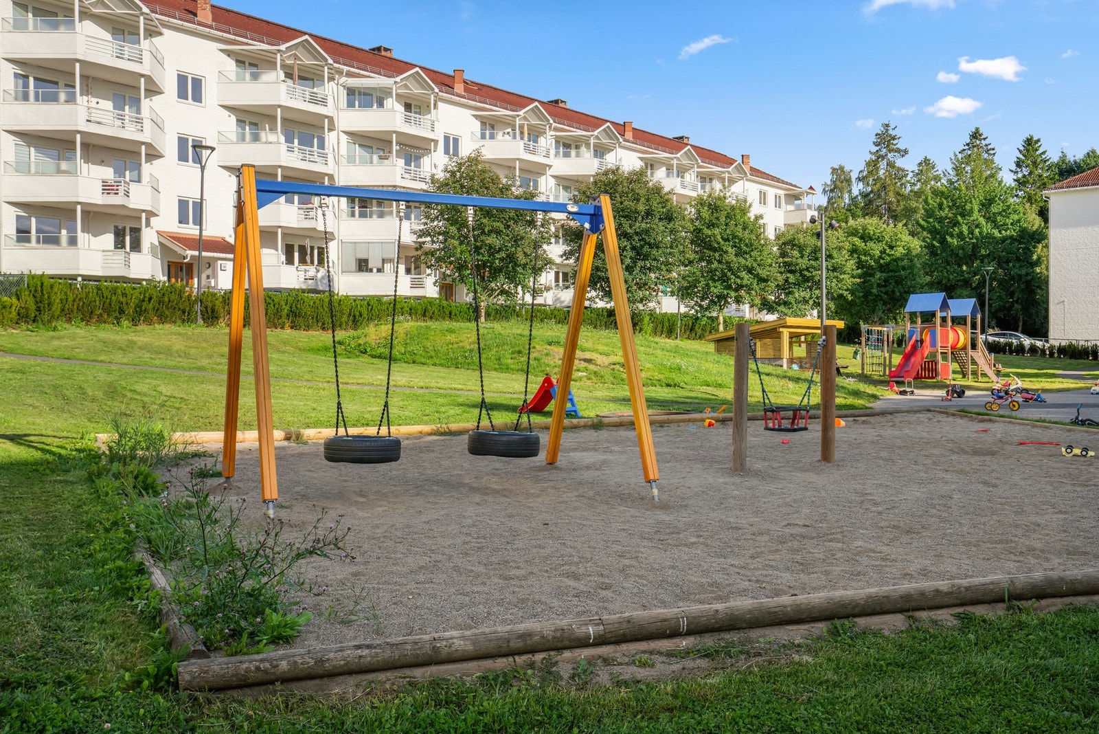 Det er fine grøntområder rundt bebyggelsen i borettslaget og lekeplass for de minste. Galleribilde