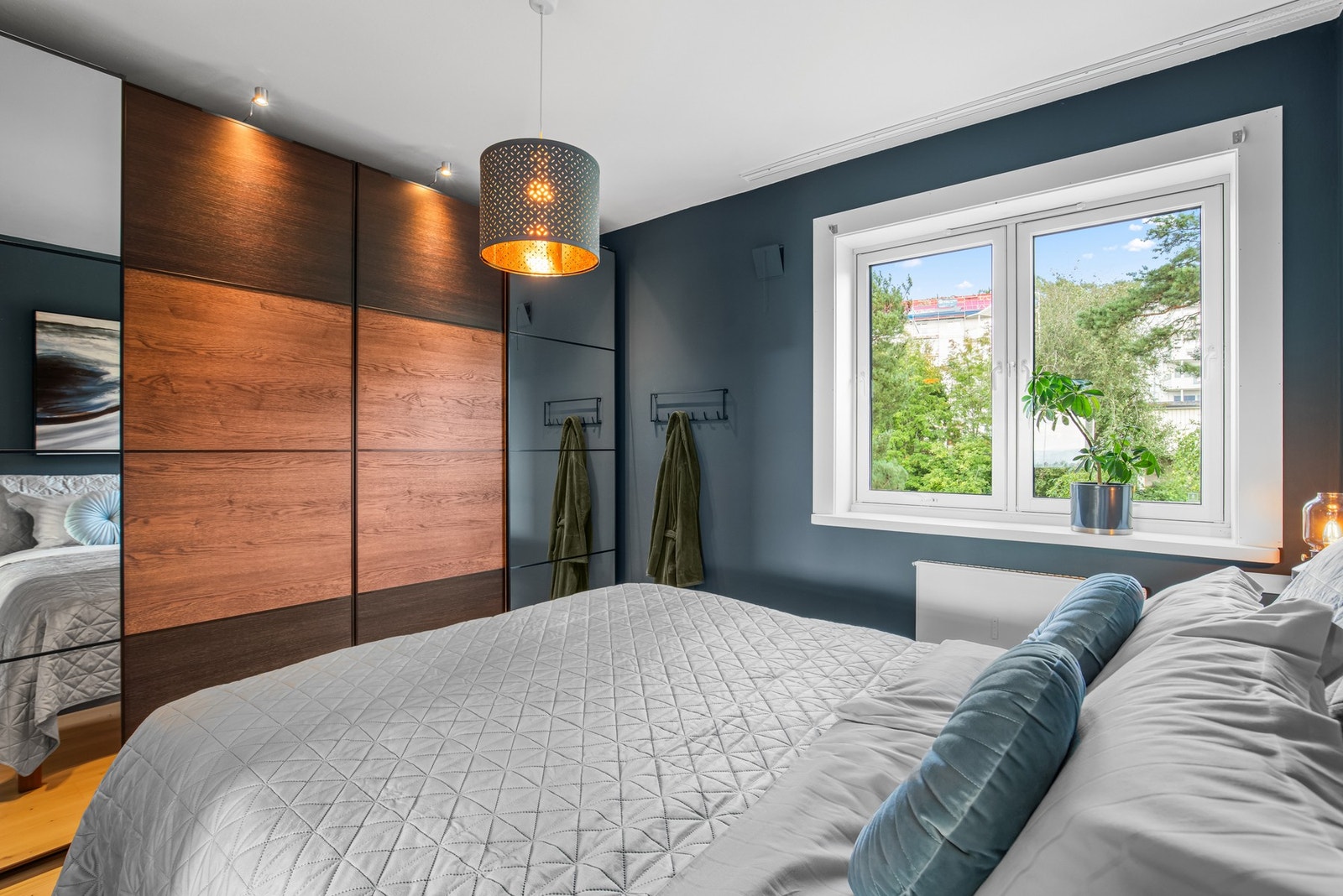 Leiligheten har to gode soverom. Det største ligger i tilknytning til stuen og benyttes som hovedsoverom. Gode lagringsmuligheter for klær og sko i skyvedørsgarderobe. Galleribilde