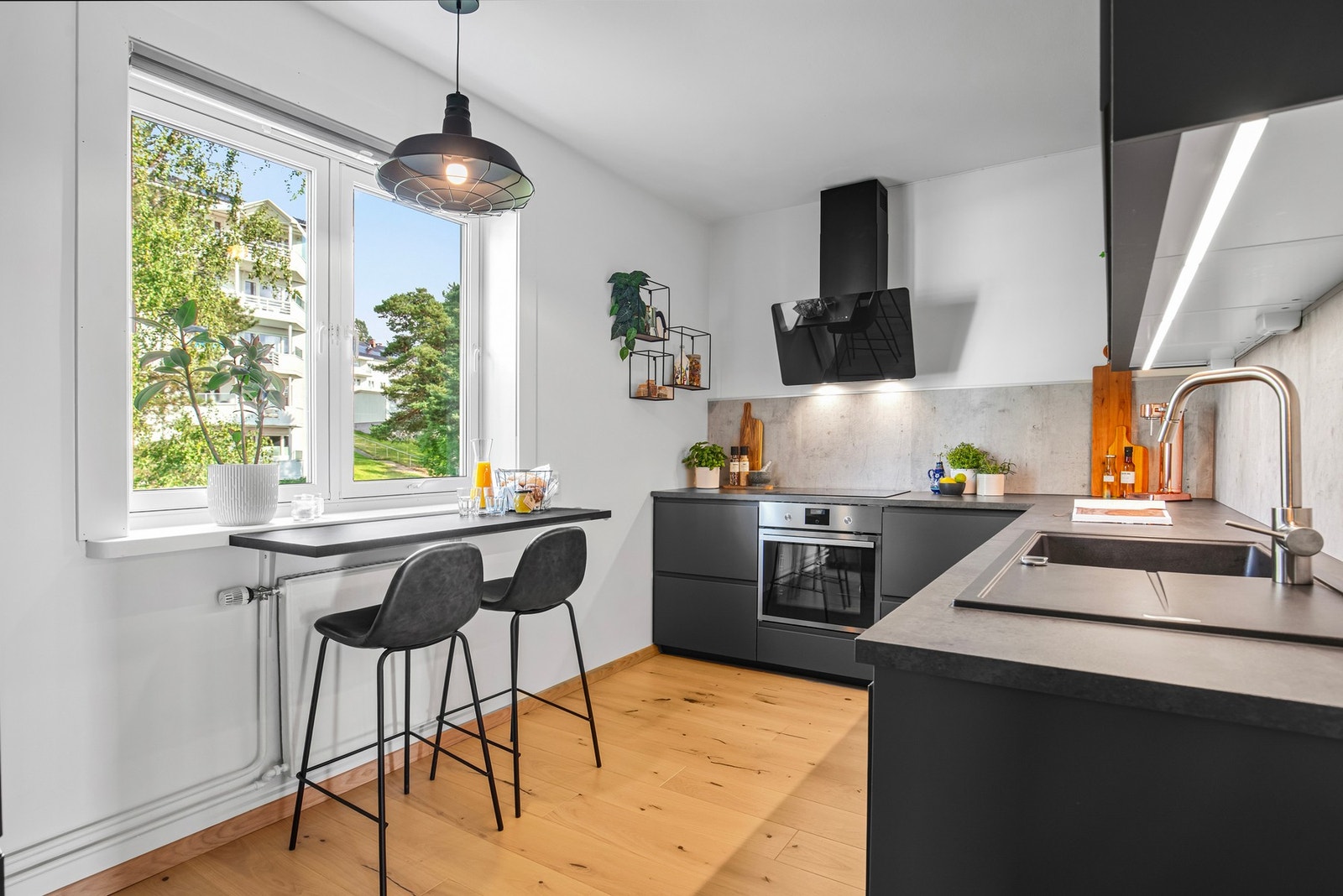 Innenfor entreen har leiligheten et romslig kjøkken; et flott rom som ble oppusset i 2023. Galleribilde