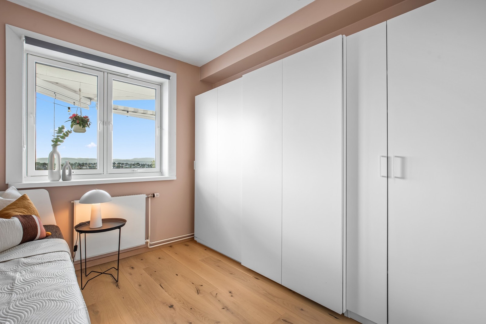 Det er godt med oppbevaring i tre garderobeskap. Galleribilde