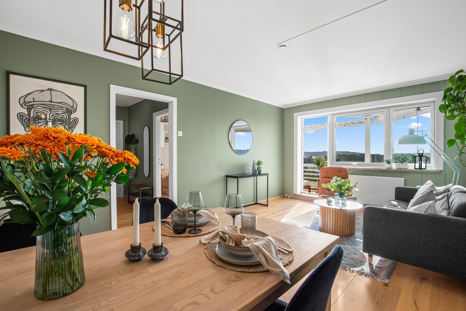 Stuen ble pusset opp i 2021, med bl.a. nye gulvlister og ny 1-stavs parkett. Galleribilde