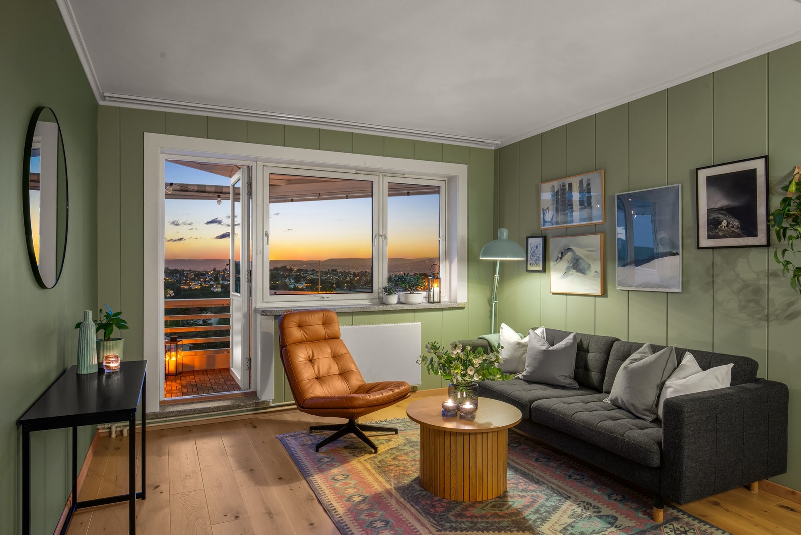 Lun og behagelig stemning i stuen på kveldstid. Galleribilde