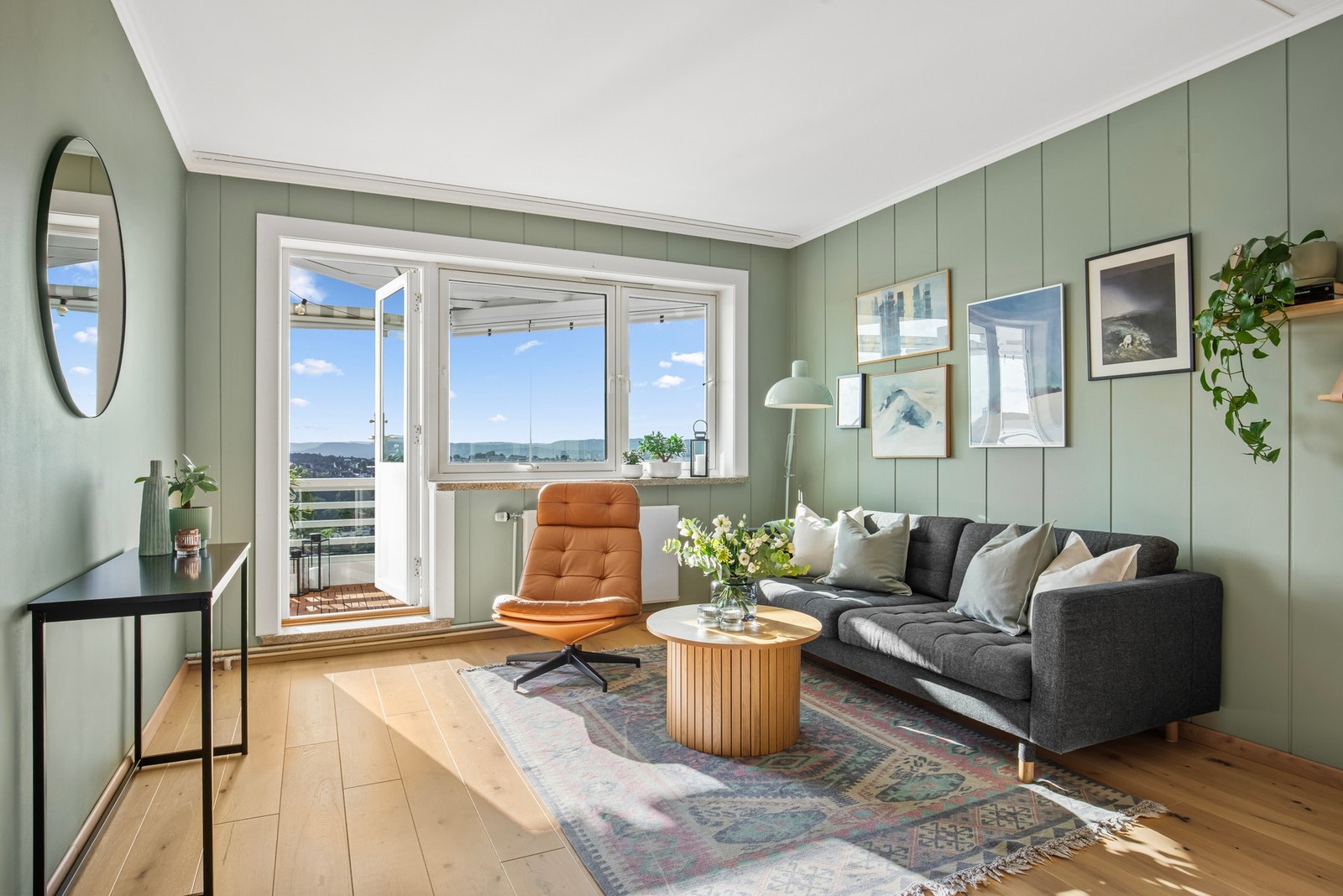 De gode vindusflatene slipper inn rikelig med naturlig lys og gir en god romfølelse. Vinduer og balkongdør ble skiftet i 2019, i regi av borettslaget. Galleribilde