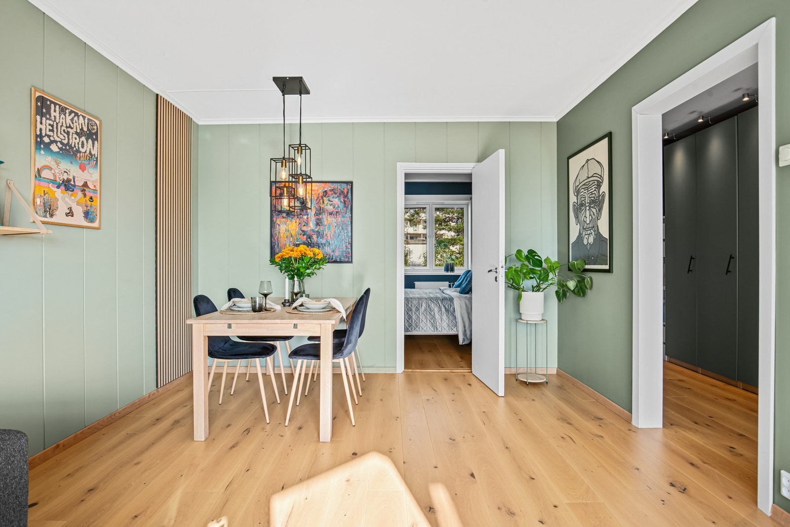 Veggene har paneler og glatte flater malt i behagelig grønntoner. Galleribilde