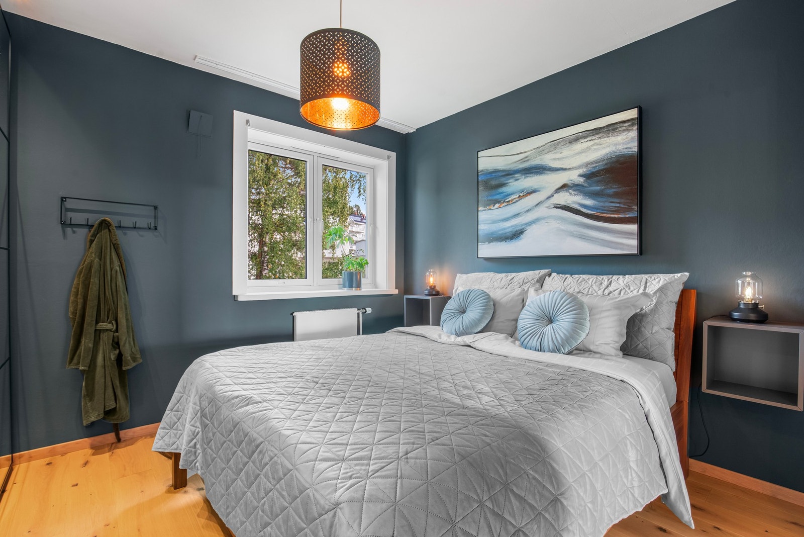 Her er det god plass til dobbeltseng med tilhørende nattbord. Galleribilde