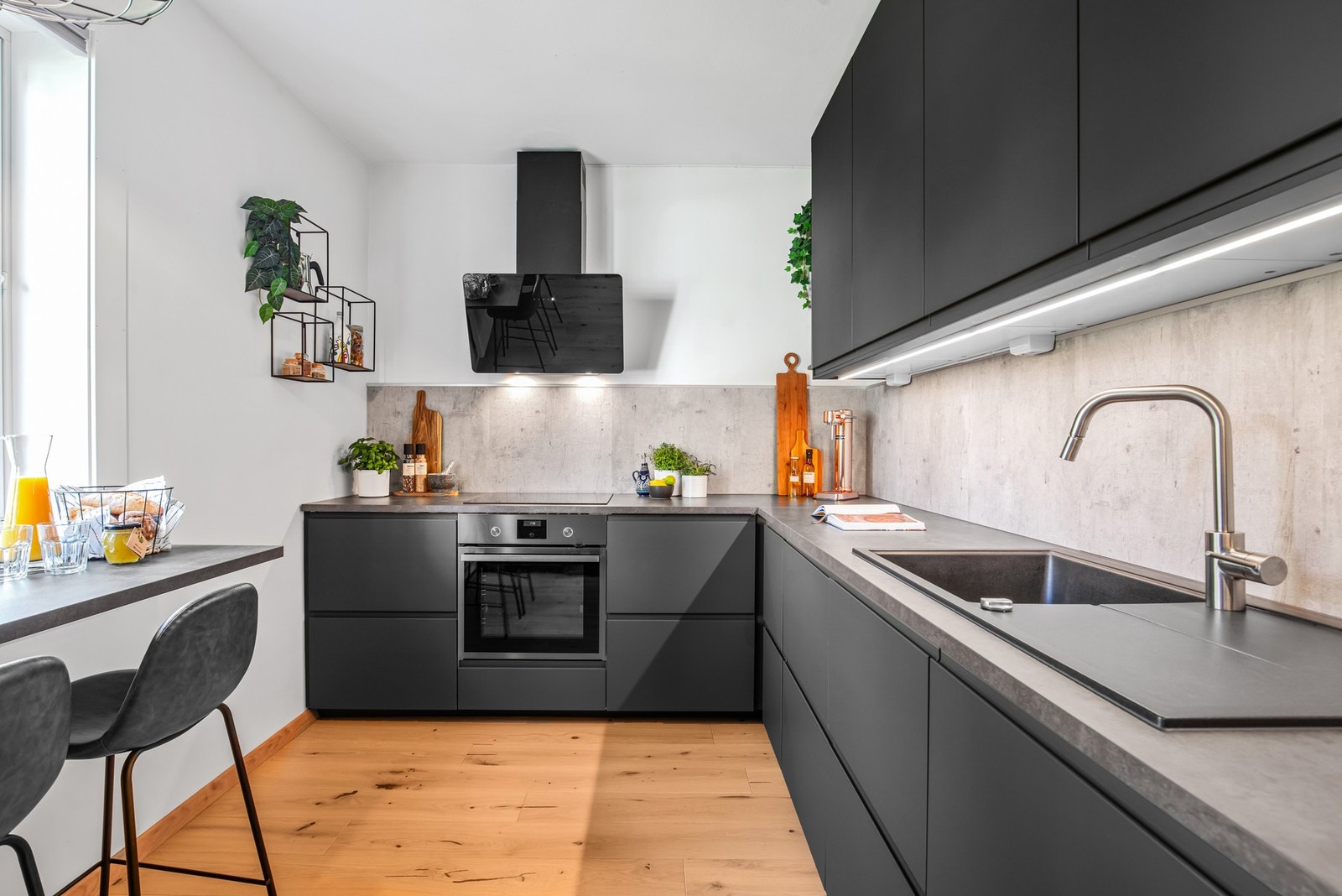 Her er det 1-stavs parkettgulv, fine arbeidsflater og smart barløsning for rolige morgenstunder. Galleribilde