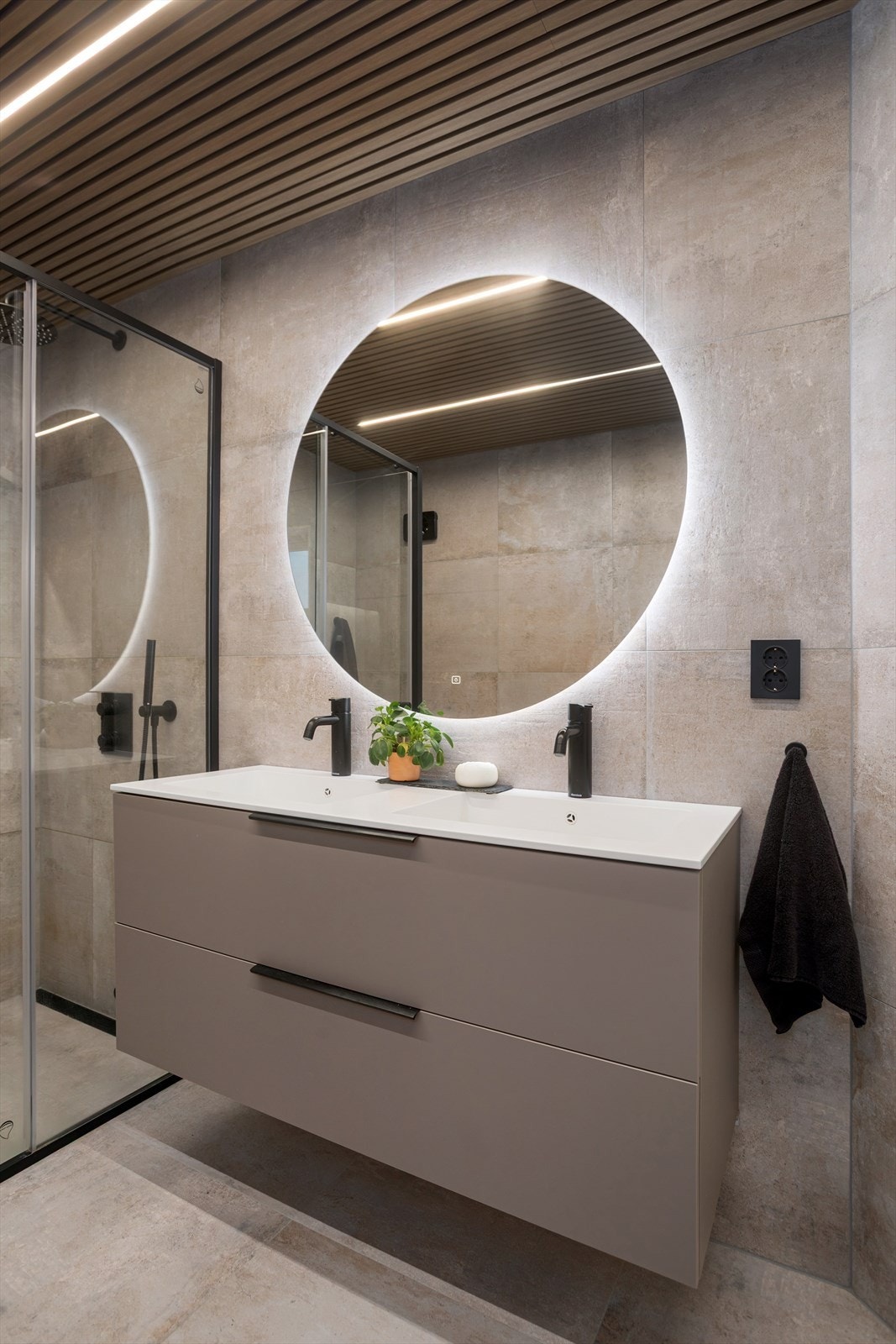 Videre er badet utstyrt med dobbel heldekkende servant med underskap, speil, romslig dusjnisje m/regndusj og vegghengt toalett Galleribilde