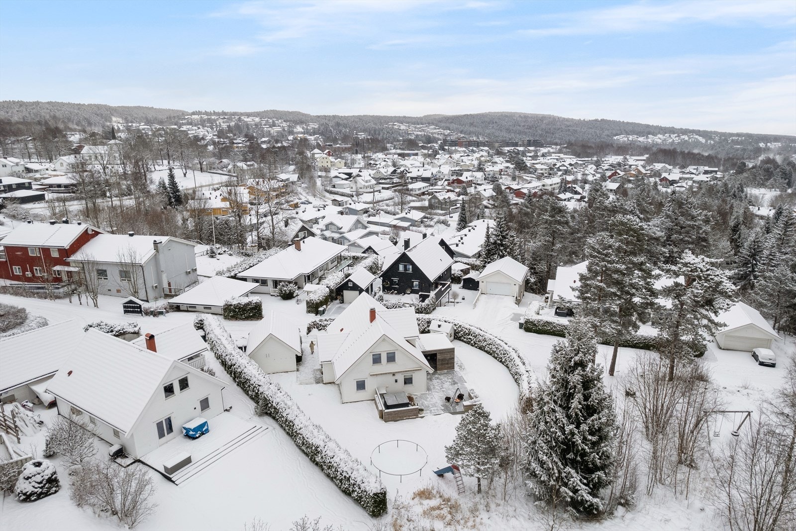 Boligen er beliggende i stille og rolig blindvei uten gjennomgangstrafikk Galleribilde