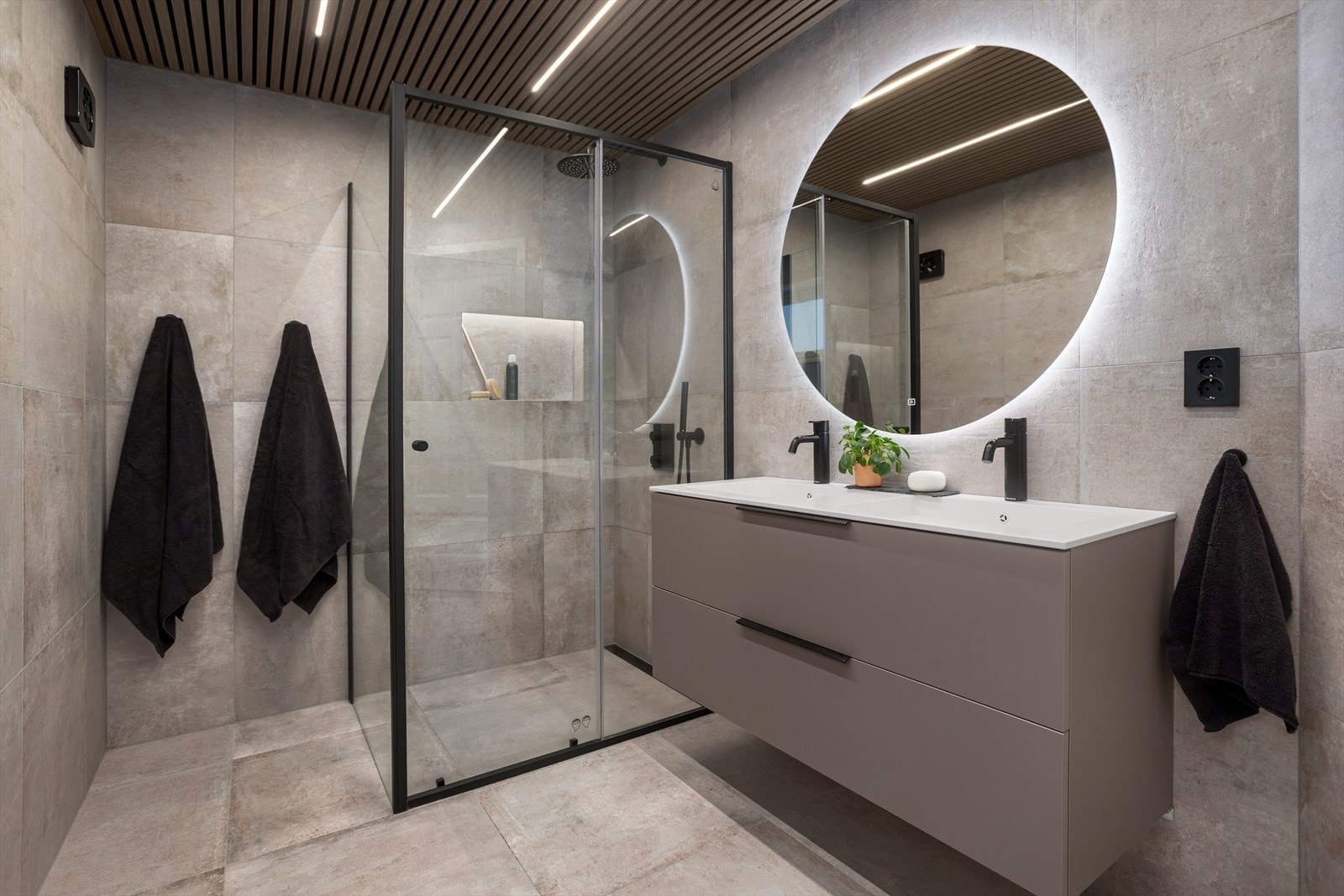 Lekkert og romslig bad som er totalrenovert i 2023 Galleribilde