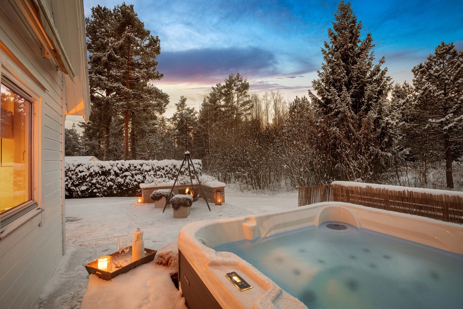 Stor hage og terrasse i usjenerte omgivelser med gode solforhold Galleribilde