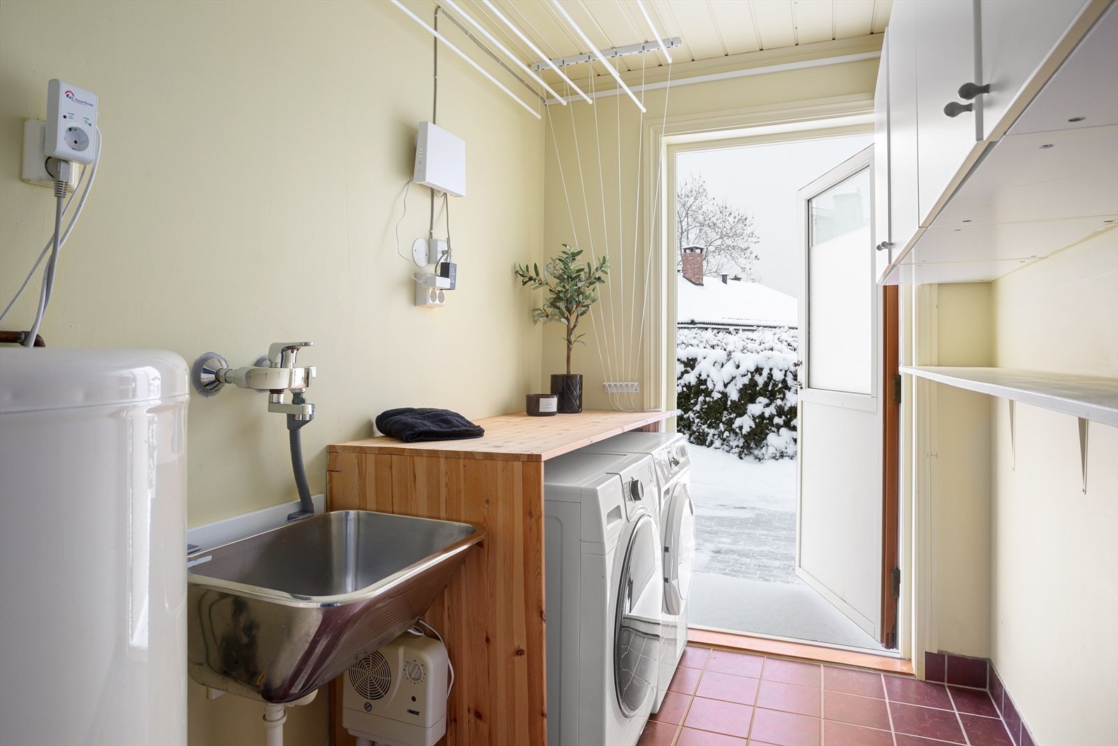 Praktisk vaskerom med egen utgang Galleribilde