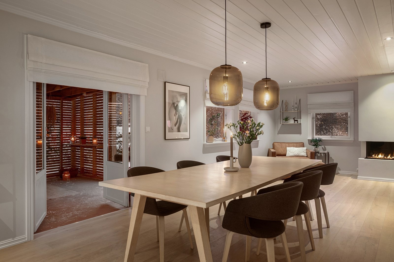 Boligen har lune og luftige oppholdsrom, gasspeis og adkomst til nydelige uteområder Galleribilde