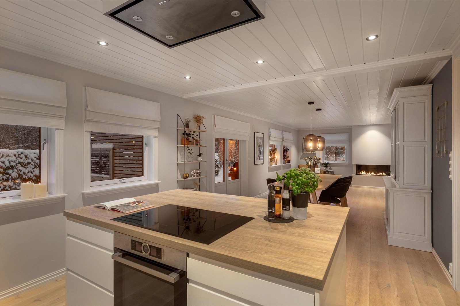 Videre er det praktisk kjøkkenøy, som gir ekstra oppbevaring- og arbeidsplass, samt sitteplass for tre Galleribilde